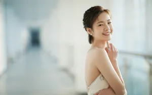 李庚希露背礼服性感写真_3