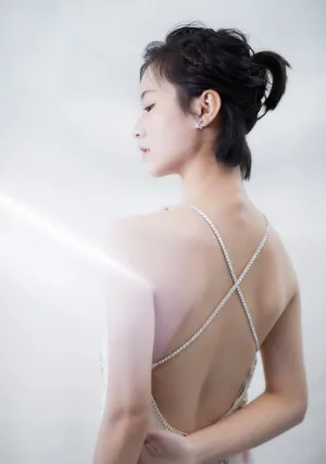 李庚希露背礼服性感写真_9