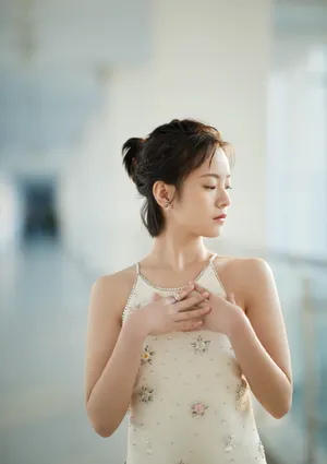 李庚希露背礼服性感写真_11