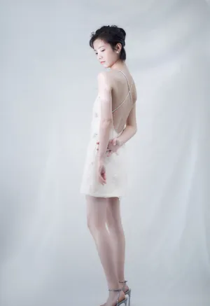 李庚希露背礼服性感写真_12