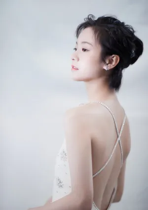 李庚希露背礼服性感写真_13