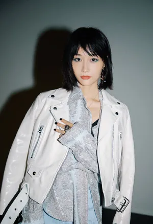 田沅甜酷时尚写真图片
