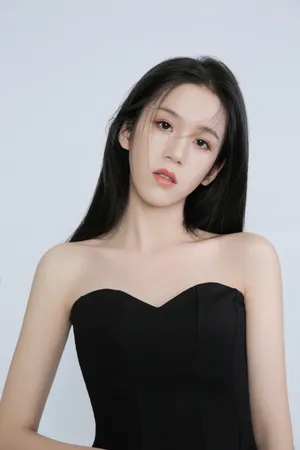 张琳艺抹胸裙性感写真图片