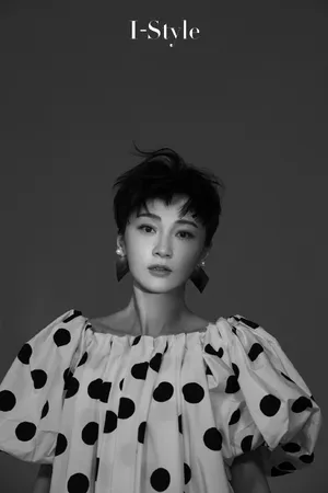 姚笛黑色波点长裙性感写真图片_4