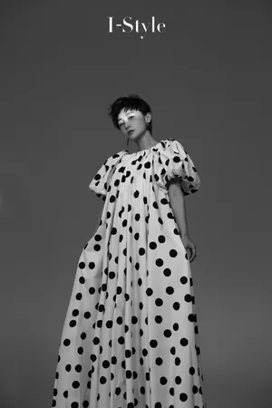 姚笛黑色波点长裙性感写真图片_5