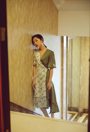 王真儿优雅甜酷写真图片