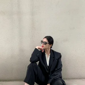 周洁琼率性西服街拍图片