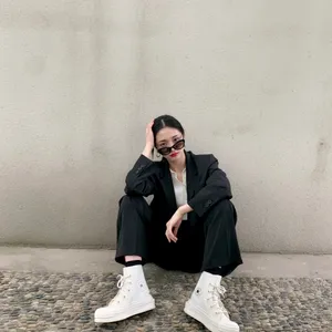 周洁琼率性西服街拍图片