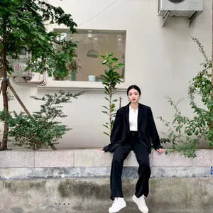 周洁琼率性西服街拍图片_2
