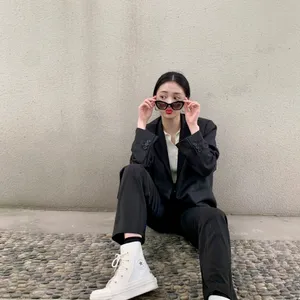 周洁琼率性西服街拍图片_4