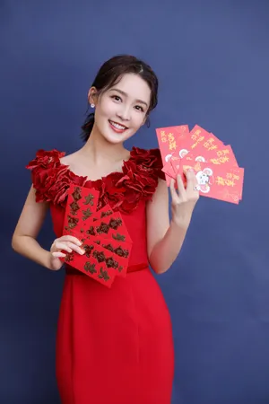 李沁喜庆甜美写真图片