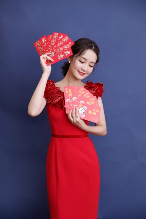 李沁喜庆甜美写真图片