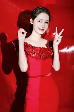 李沁喜庆甜美写真图片_3