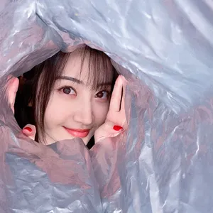 景甜俏皮薯片袋大片写真图片_1