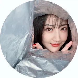 景甜俏皮薯片袋大片写真图片