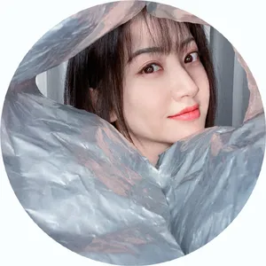 景甜俏皮薯片袋大片写真图片_3