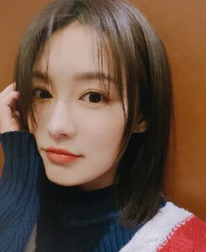 李沁居家私服俏皮自拍照图片