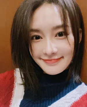 李沁居家私服俏皮自拍照图片_1