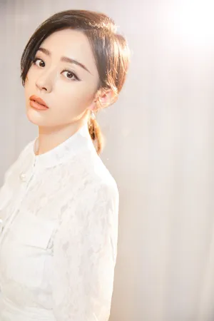 张靓颖白裙温婉素雅写真图片