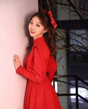 强东玥红裙性感写真图片