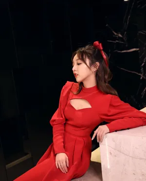 强东玥红裙性感写真图片_2