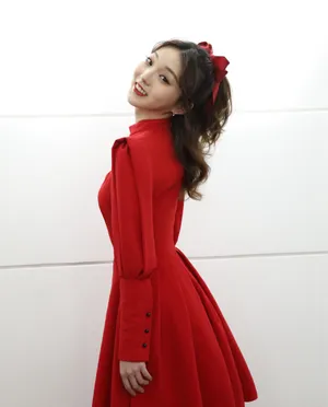 强东玥红裙性感写真图片_4