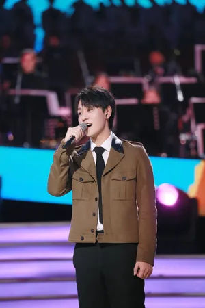 秦俊杰2020新年音乐会帅气图片_1