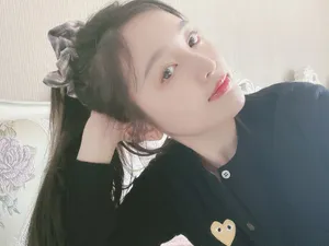 吴宣仪眼镜红唇性感自拍图片