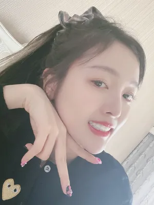 吴宣仪眼镜红唇性感自拍图片_3