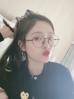 吴宣仪眼镜红唇性感自拍图片_4