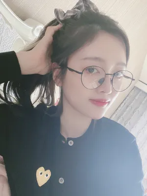 吴宣仪眼镜红唇性感自拍图片_6