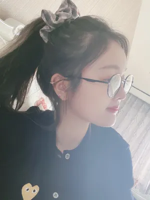 吴宣仪眼镜红唇性感自拍图片_7