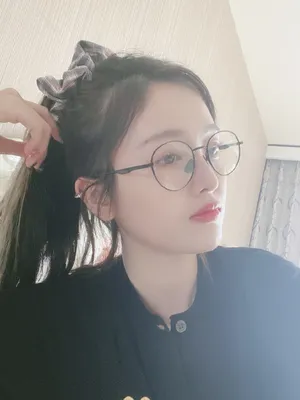 吴宣仪眼镜红唇性感自拍图片_8
