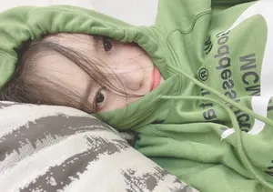 林允卫衣私服自拍照图片_1