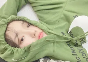 林允卫衣私服自拍照图片_2