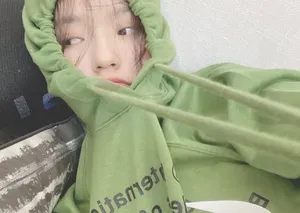 林允卫衣私服自拍照图片_8