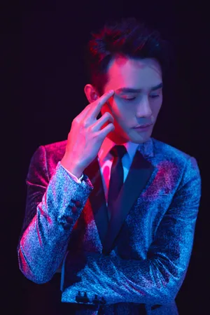 王凯炫彩光影西装写真图片