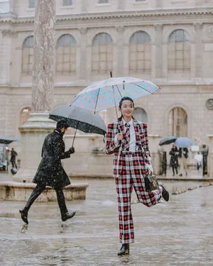 雎晓雯格纹西服雨中街拍图片