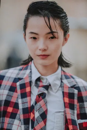 雎晓雯格纹西服雨中街拍图片