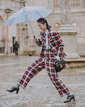 雎晓雯格纹西服雨中街拍图片_2