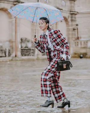 雎晓雯格纹西服雨中街拍图片_3