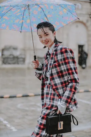 雎晓雯格纹西服雨中街拍图片_4