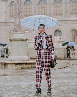 雎晓雯格纹西服雨中街拍图片_5