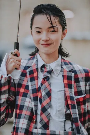 雎晓雯格纹西服雨中街拍图片_7