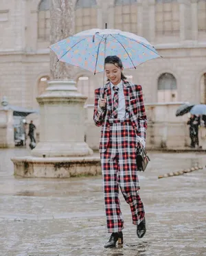 雎晓雯格纹西服雨中街拍图片_8