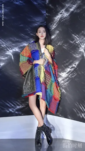 张梓琳彩色拼贴披风写真图片