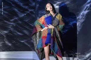 张梓琳彩色拼贴披风写真图片