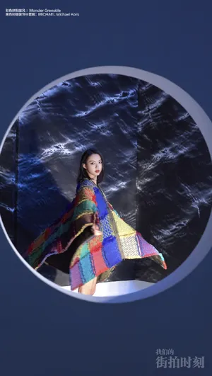 张梓琳彩色拼贴披风写真图片_2