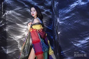 张梓琳彩色拼贴披风写真图片_4