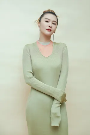 谭维维绿色针织衫高挑性感写真_2
